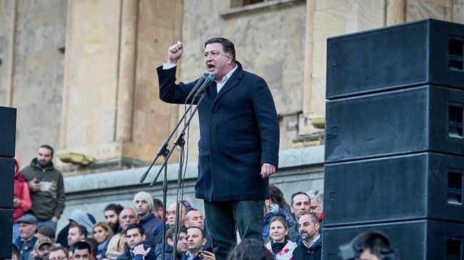 Гиги Угулава выступает на акции протеста в Тбилиси Гиги Угулава выступает на акции протеста в Тбилиси