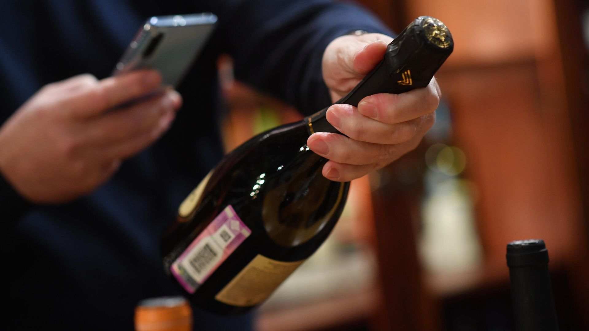 Дегустация отечественных вин Абрау Дюрсо и Ведерниковъ в бутике Vino Birra Bar - РИА Новости, 1920, 05.03.2021