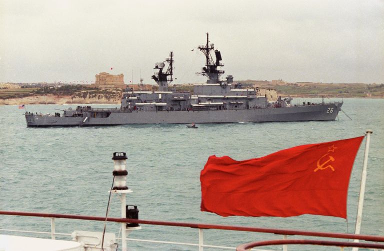 Корабли советский и американский на рейде у берегов Мальты, декабрь 1989 года Корабли советский и американский на рейде у берегов Мальты, декабрь 1989 года