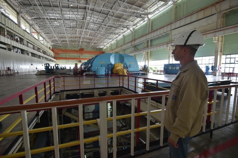 Старший начальник смены наблюдает за работой турбин третьего энергоблока Южно-Украинской АЭС с американским топливом Westinghouse. 19 июня 2018 года Старший начальник смены наблюдает за работой турбин третьего энергоблока Южно-Украинской АЭС с американским топливом Westinghouse. 19 июня 2018 года