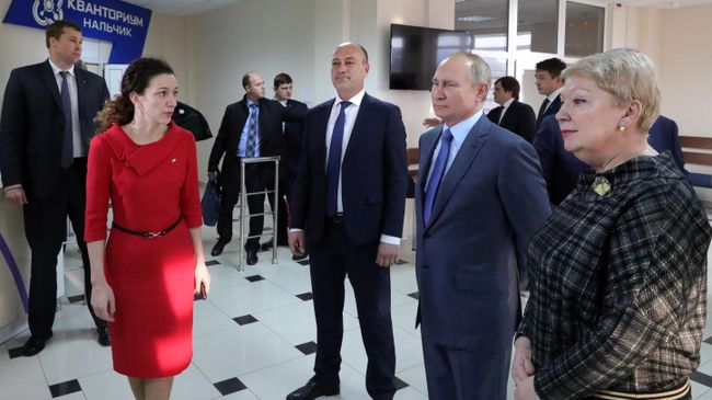 Президент РФ Владимир Путин во время посещения детской академии творчества Солнечный город в Нальчике