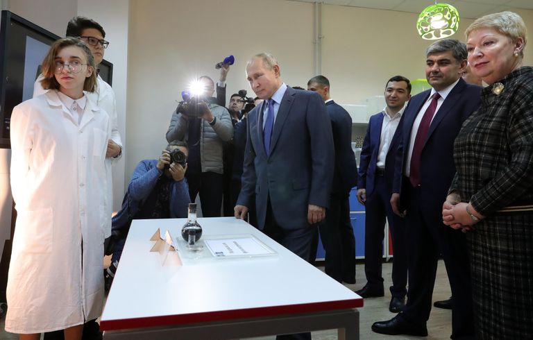 Президент РФ Владимир Путин во время посещения детской академии творчества Солнечный город в Нальчике Президент РФ Владимир Путин во время посещения детской академии творчества Солнечный город в Нальчике