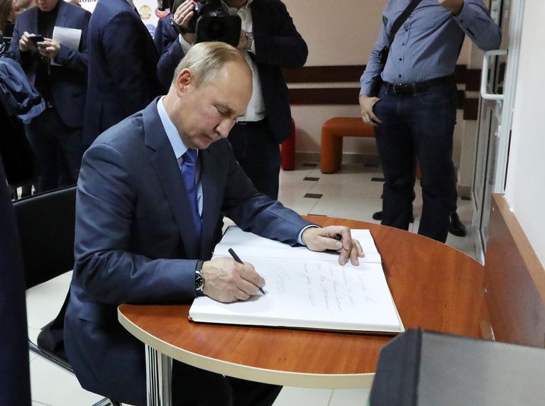 Президент РФ Владимир Путин во время посещения детской академии творчества Солнечный город в Нальчике Президент РФ Владимир Путин во время посещения детской академии творчества Солнечный город в Нальчике