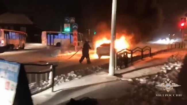 Томский полицейский спас пожилую женщину из горящего автомобиля Томский полицейский спас пожилую женщину из горящего автомобиля