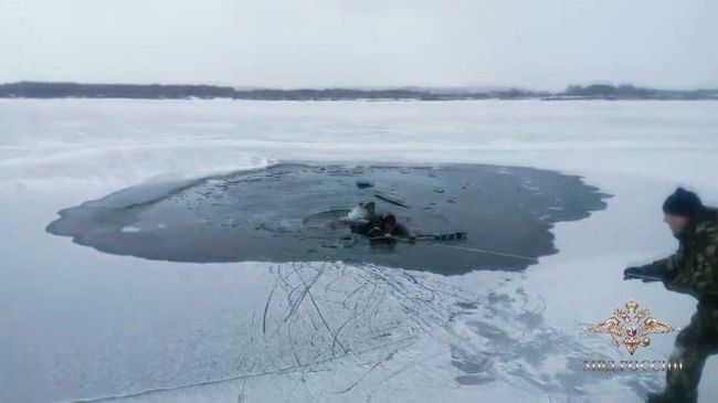 И снова хрупкий лед – трое рыбаков спасли жизнь человека И снова хрупкий лед – трое рыбаков спасли жизнь человека
