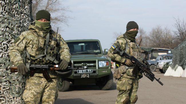 Украинские военнослужащие в районе поселка Золотое Украинские военнослужащие в районе поселка Золотое