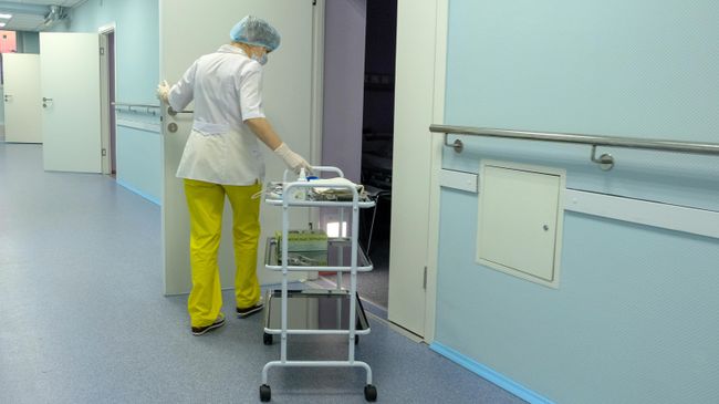 Медицинская сестра в коридоре отделения паллиативной помощи Медицинская сестра в коридоре отделения паллиативной помощи