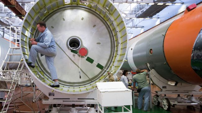 Финальная часть производства ракеты-носителя Союз-2. Установка кронштейнов в межбаковом отсеке Финальная часть производства ракеты-носителя Союз-2. Установка кронштейнов в межбаковом отсеке