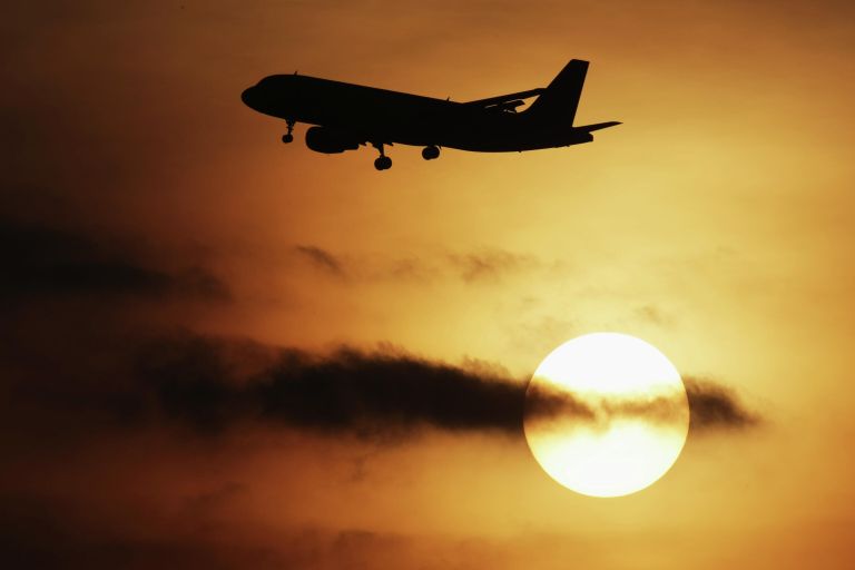 Самолет Airbus-320 в аэропорту Домодедово