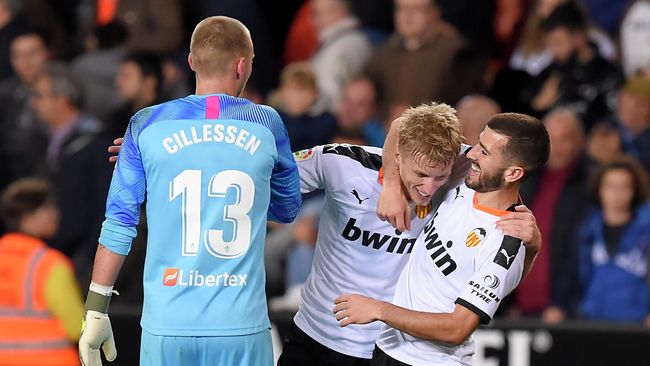 Valencia's Dutch goalkeeper Cillesen (L), Valencia's Danish midfielder Daniel Wass and Valencia's Spanish defender Jose Gaya celebrate at the end of the Spanish league football match between Valencia CF and Villarreal CF at the Mestalla stadium in Valencia on November 30, 2019. (Photo by JOSE JORDAN / AFP) Valencia's Dutch goalkeeper Cillesen (L), Valencia's Danish midfielder Daniel Wass and Valencia's Spanish defender Jose Gaya celebrate at the end of the Spanish league football match between Valencia CF and Villarreal CF at the Mestalla stadium in Valencia on November 30, 2019. (Photo by JOSE JORDAN / AFP)