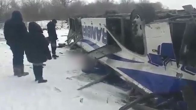 Падение автобуса с моста в Забайкальском крае: кадры с места аварии Падение автобуса с моста в Забайкальском крае: кадры с места аварии