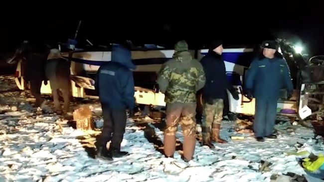 На месте падения пассажирского автобуса с моста в Забайкальском крае На месте падения пассажирского автобуса с моста в Забайкальском крае