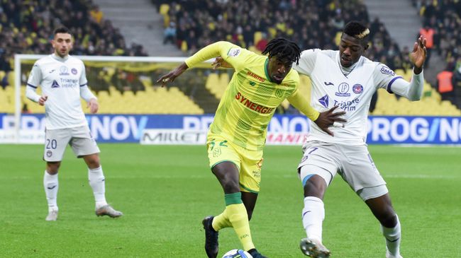 Nantes' French midfielder Abdoul Kader Bamba (C) fights for the ball with Toulouse's Ivorian midfielder Ibrahim Sangare (R) during the French L1 football match between FC Nantes (FCN) and Toulouse FC (TFC) at the La Beaujoire stadium in Nantes, western France, on December 1, 2019. (Photo by Sebastien SALOM-GOMIS / AFP) Nantes' French midfielder Abdoul Kader Bamba (C) fights for the ball with Toulouse's Ivorian midfielder Ibrahim Sangare (R) during the French L1 football match between FC Nantes (FCN) and Toulouse FC (TFC) at the La Beaujoire stadium in Nantes, western France, on December 1, 2019. (Photo by Sebastien SALOM-GOMIS / AFP)