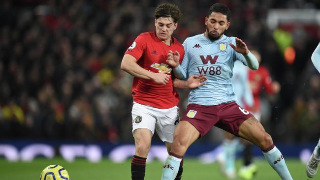 Manchester United's Welsh midfielder Daniel James (L) vies with Aston Villa's Brazilian midfielder Douglas Luiz (R) during the English Premier League football match between Manchester United and Aston Villa at Old Trafford in Manchester, north west England, on December 1, 2019. (Photo by Oli SCARFF / AFP) / RESTRICTED TO EDITORIAL USE. No use with unauthorized audio, video, data, fixture lists, club/league logos or 'live' services. Online in-match use limited to 120 images. An additional 40 images may be used in extra time. No video emulation. Social media in-match use limited to 120 images. An additional 40 images may be used in extra time. No use in betting publications, games or single club/league/player publications. / 