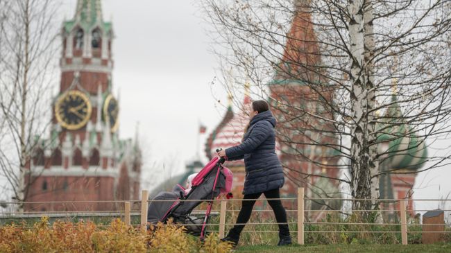 Женщина гуляет с ребенком в парке Зарядье в Москве Женщина гуляет с ребенком в парке Зарядье в Москве