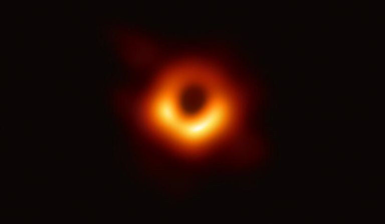 Изображение черной дыры M87*, полученное EHT Изображение черной дыры M87*, полученное EHT