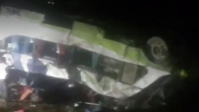 Стоп-кадр видео ДТП в Чили с участием от автобуса, упавшего в овраг Стоп-кадр видео ДТП в Чили с участием от автобуса, упавшего в овраг