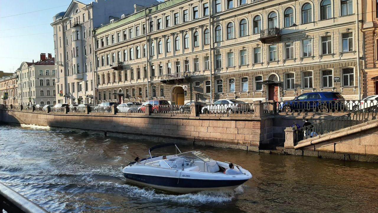 Набережная в Санкт-Петербурге Набережная в Санкт-Петербурге - РИА Новости, 1920, 22.04.2022
