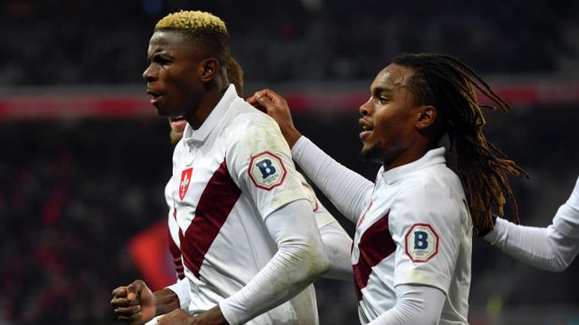 Lille's Nigerian forward Victor Osimhen (L) celebrates with teammates after scoring a goal during the French L1 football match between Lille (LOSC) and Dijon (DFCO) at the Pierre-Mauroy Stadium in Villeneuve d'Ascq, near Lille, northern France, on November 30, 2019. (Photo by DENIS CHARLET / AFP) Lille's Nigerian forward Victor Osimhen (L) celebrates with teammates after scoring a goal during the French L1 football match between Lille (LOSC) and Dijon (DFCO) at the Pierre-Mauroy Stadium in Villeneuve d'Ascq, near Lille, northern France, on November 30, 2019. (Photo by DENIS CHARLET / AFP)