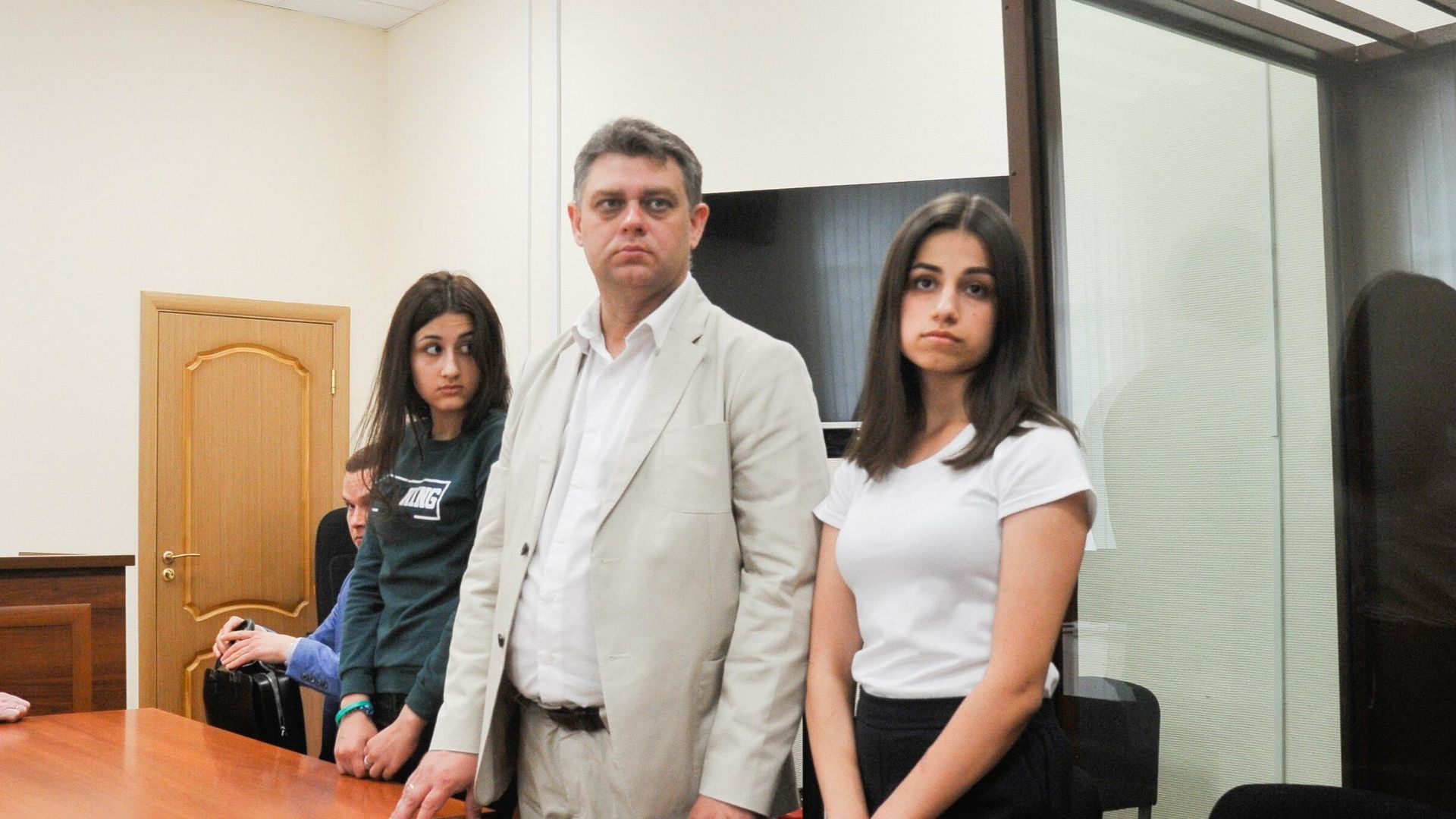 Крестина и Ангелина Хачатурян, обвиняемые в убийстве своего отца Михаила Хачатуряна, в Басманном суде Москвы Крестина и Ангелина Хачатурян, обвиняемые в убийстве своего отца Михаила Хачатуряна, в Басманном суде Москвы - РИА Новости, 1920, 01.02.2021