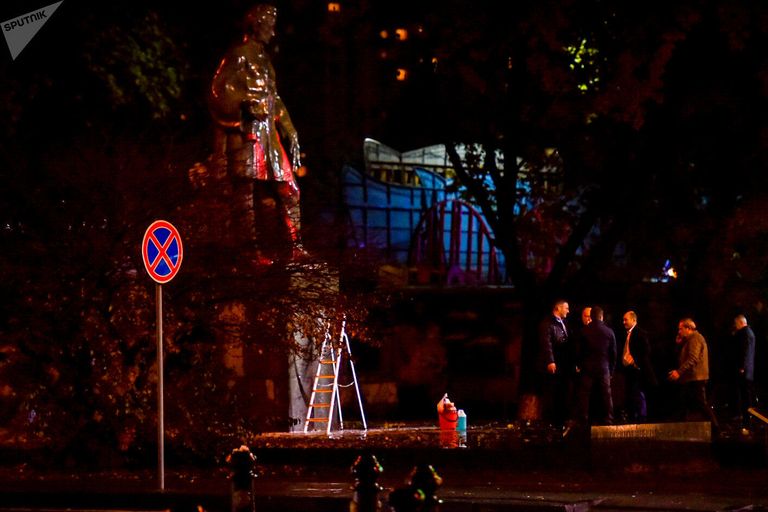 Памятник российскому поэту и дипломату Александру Грибоедову в Ереване, облитый красной краской. 3 декабря 2019