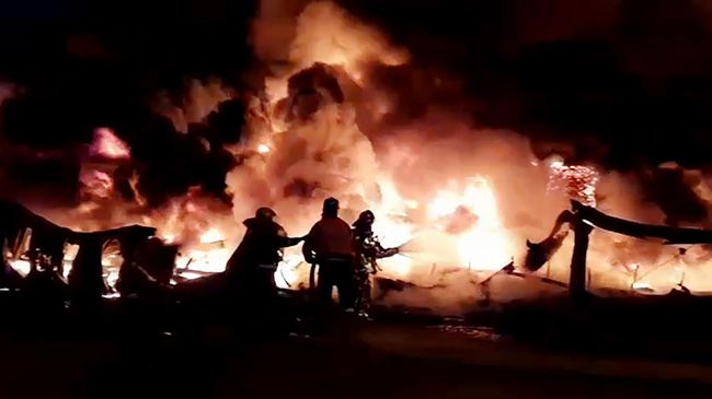 Сотрудники противопожарной службы МЧС России тушат пожар в ангаре на территории промышленной зоны в Санкт-Петербурге. Стоп-кадр с видео, предоставленного МЧС Сотрудники противопожарной службы МЧС России тушат пожар в ангаре на территории промышленной зоны в Санкт-Петербурге. Стоп-кадр с видео, предоставленного МЧС