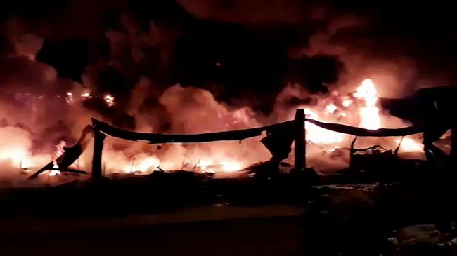 Пожар в ангаре в Санкт-Петербурге. Стоп-кадр с видео, предоставленного МЧС Пожар в ангаре в Санкт-Петербурге. Стоп-кадр с видео, предоставленного МЧС