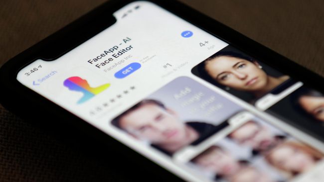 Приложение FaceApp на экране смартфона Приложение FaceApp на экране смартфона