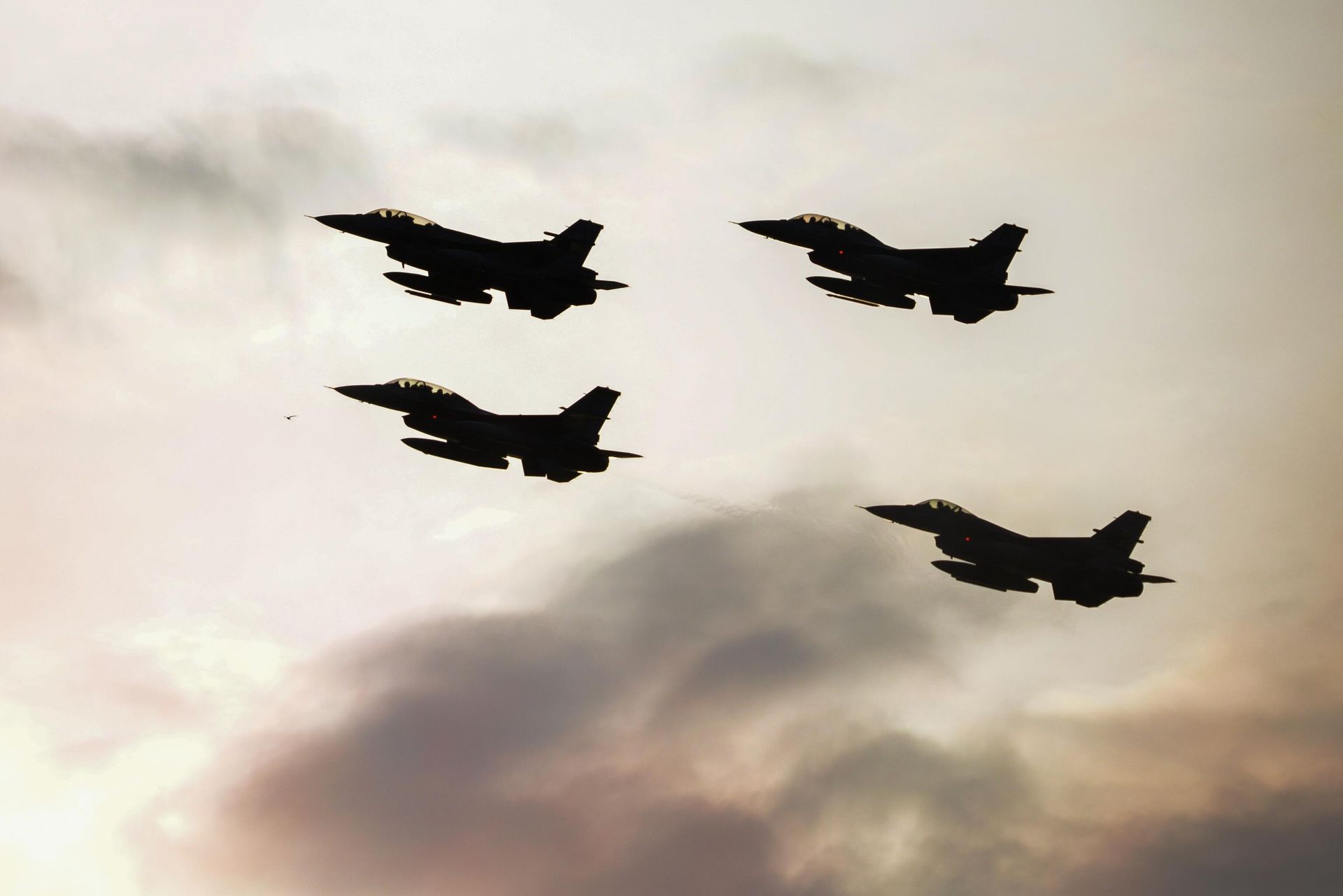 Истребители F16 турецких и польских военно-воздушных сил во время саммита НАТО в Варшаве Истребители F16 турецких и польских военно-воздушных сил во время саммита НАТО в Варшаве - РИА Новости, 1920, 31.10.2024