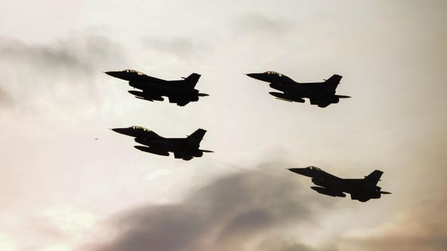 Истребители F16 турецких и польских военно-воздушных сил во время саммита НАТО в Варшаве Истребители F16 турецких и польских военно-воздушных сил во время саммита НАТО в Варшаве