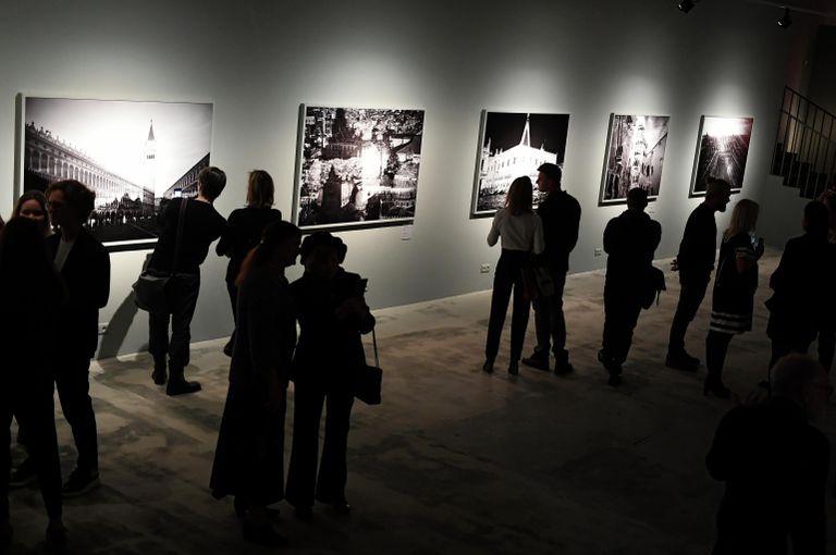 Посетители выставки работ фотографа Арсена Ревазова Невидимый свет в Третьяковской галерее