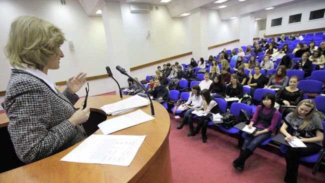 Преподаватель и студенты Преподаватель и студенты