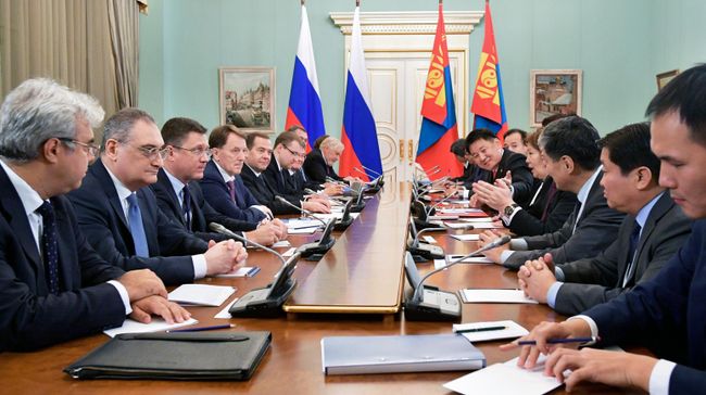 Председатель правительства РФ Дмитрий Медведев во время переговоров с премьер-министром Монголии Ухнаагийном Хурэлсухом. 3 декабря 2019 Председатель правительства РФ Дмитрий Медведев во время переговоров с премьер-министром Монголии Ухнаагийном Хурэлсухом. 3 декабря 2019