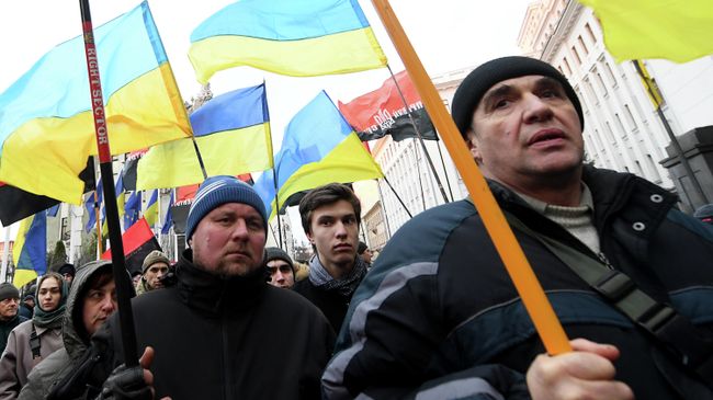 Активисты украинской националистической партии Правый сектор (запрещено в РФ) возле офиса президента Украины в Киеве, перед ключевым саммитом 9 декабря в Париже. 1 декабря 2019 года Активисты украинской националистической партии Правый сектор (запрещено в РФ) возле офиса президента Украины в Киеве, перед ключевым саммитом 9 декабря в Париже. 1 декабря 2019 года