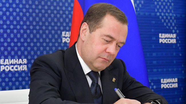 Председатель правительства России, председатель партии Единая Россия Дмитрий Медведев Председатель правительства России, председатель партии Единая Россия Дмитрий Медведев