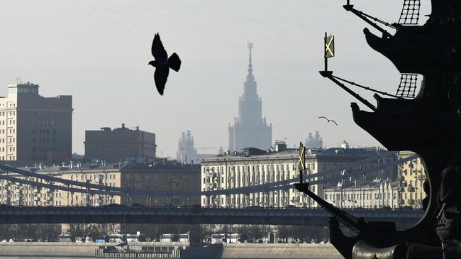 Крымский мост через Москва-реку в Москве