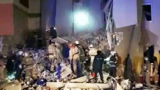 Последствия обрушения жилого дома в следствии хлопка бытового газа в поселке Яковлево Белгородской области. Стоп-кадр с видео, предоставленного МЧС России Последствия обрушения жилого дома в следствии хлопка бытового газа в поселке Яковлево Белгородской области. Стоп-кадр с видео, предоставленного МЧС России