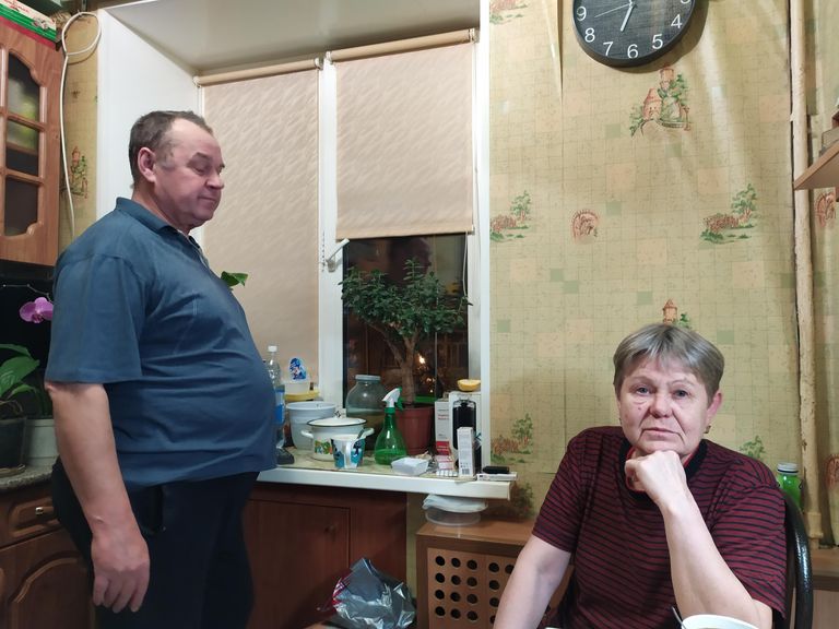 Лариса Титова с мужем на кухне Лариса Титова с мужем на кухне
