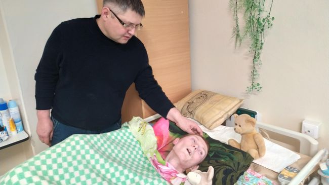 Сергей Савельев в палате у своей сестры Ирины Пекарской, пострадавшей в пожаре в клубе Хромая лошадь