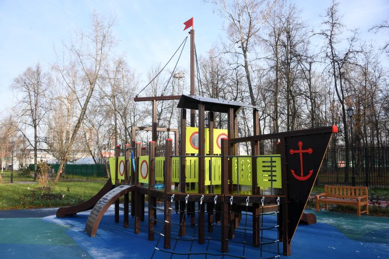 Игровая площадка на территории Детского Черкизовского парка в Москве Игровая площадка на территории Детского Черкизовского парка в Москве