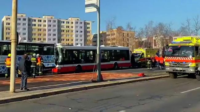 Место столкновения двух автобусов в Праге