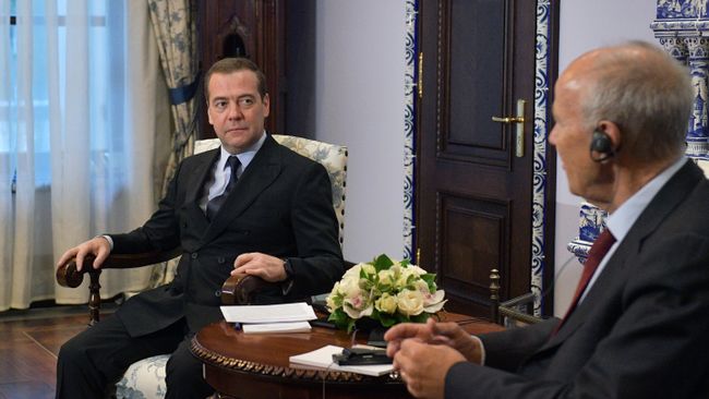 Председатель правительства РФ Дмитрий Медведев и генеральный директор Всемирной организации интеллектуальной собственности Фрэнсис Гарри во время встречи Председатель правительства РФ Дмитрий Медведев и генеральный директор Всемирной организации интеллектуальной собственности Фрэнсис Гарри во время встречи