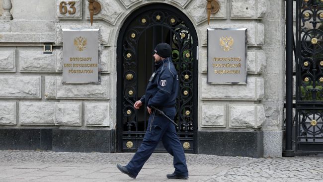 Полицейский у здания посольства Российской Федерации в Берлине Полицейский у здания посольства Российской Федерации в Берлине