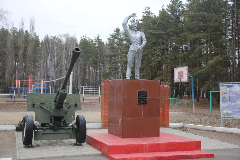 Памятник герою полка лейтенанту Григорию Волнянскому