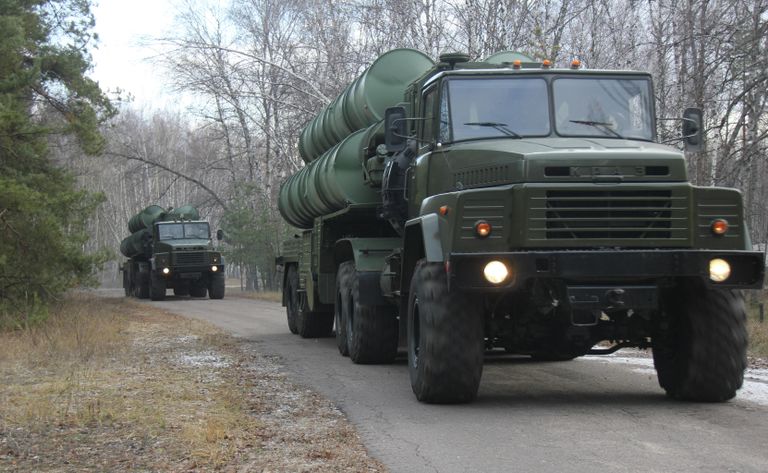 Зенитно-ракетный дивизион С-300ПМ2 на марше