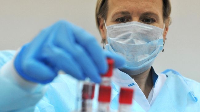 Лаборант проводит исследование биологического материала Лаборант проводит исследование биологического материала