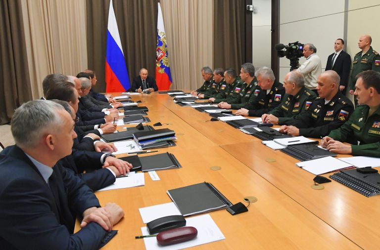 Президент РФ Владимир Путин проводит совещание по вопросам военного строительства и развития военно-промышленного комплекса в Сочи 