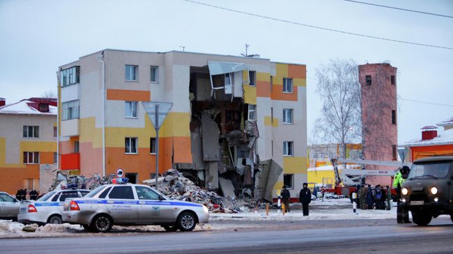 Разбор завалов на месте взрыва газа в Белгородской области