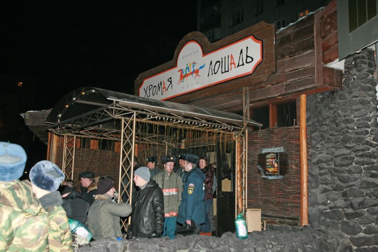 У ночного клуба Хромая лошадь, в котором произошел пожар, повлекший большие человеческие жертвы. 2009 год