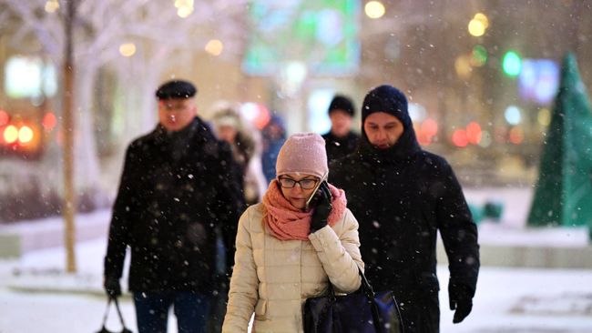 Прохожие во время снегопада в Москве Прохожие во время снегопада в Москве